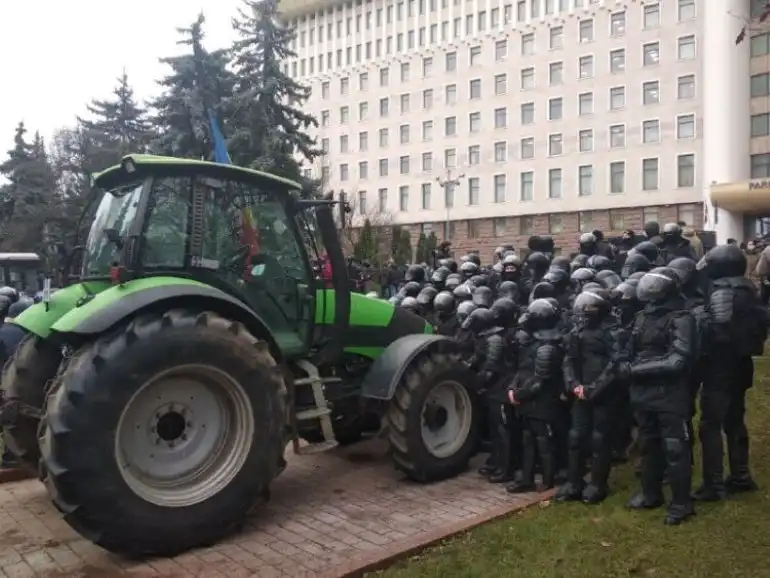 ВИДЕО| Фермеры вновь собрались перед парламентом