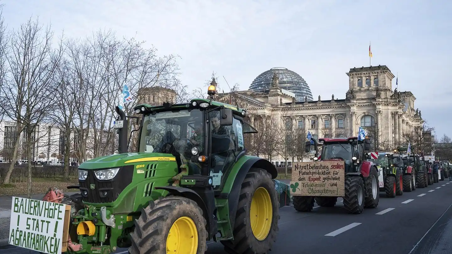 «С нас хватит!» — фермеры вышли на акцию протеста в Берлине