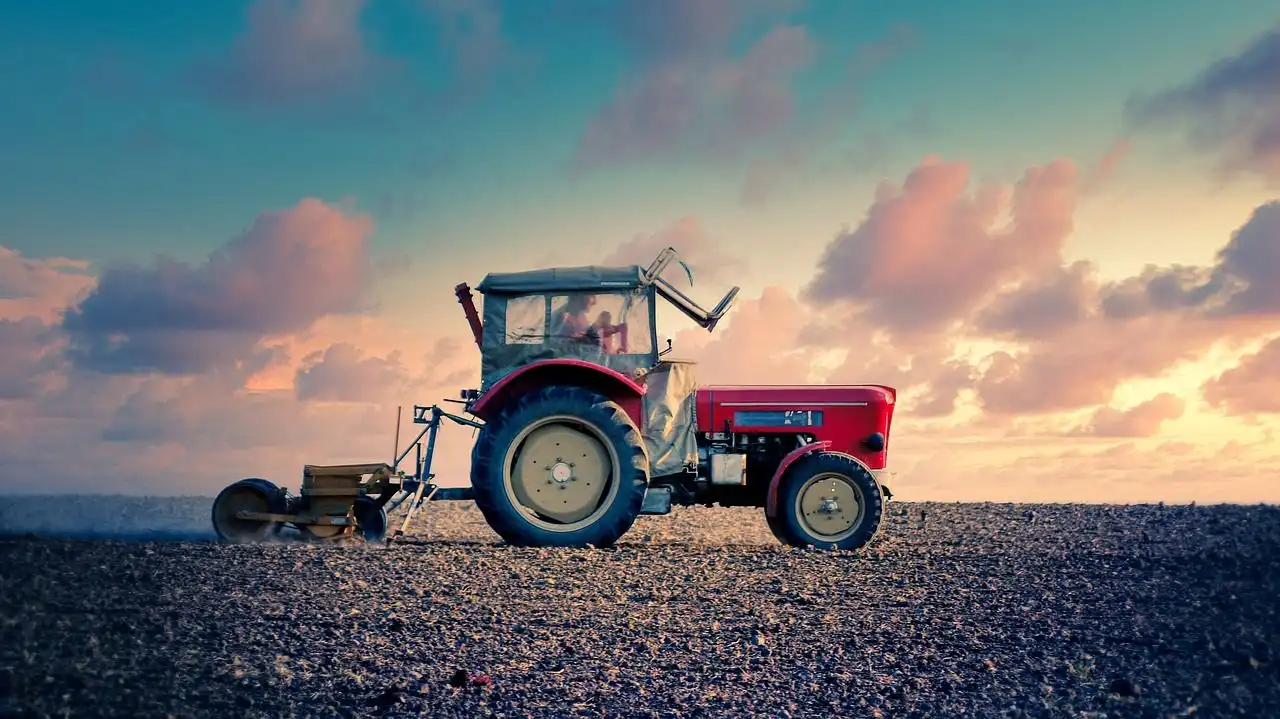 Producătorii agricoli pot depune cereri pentru motorina oferită de România