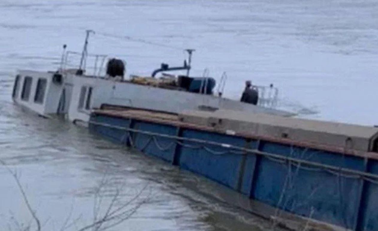 В украинском порту восстановили плавучесть румынской баржи с пшеницей