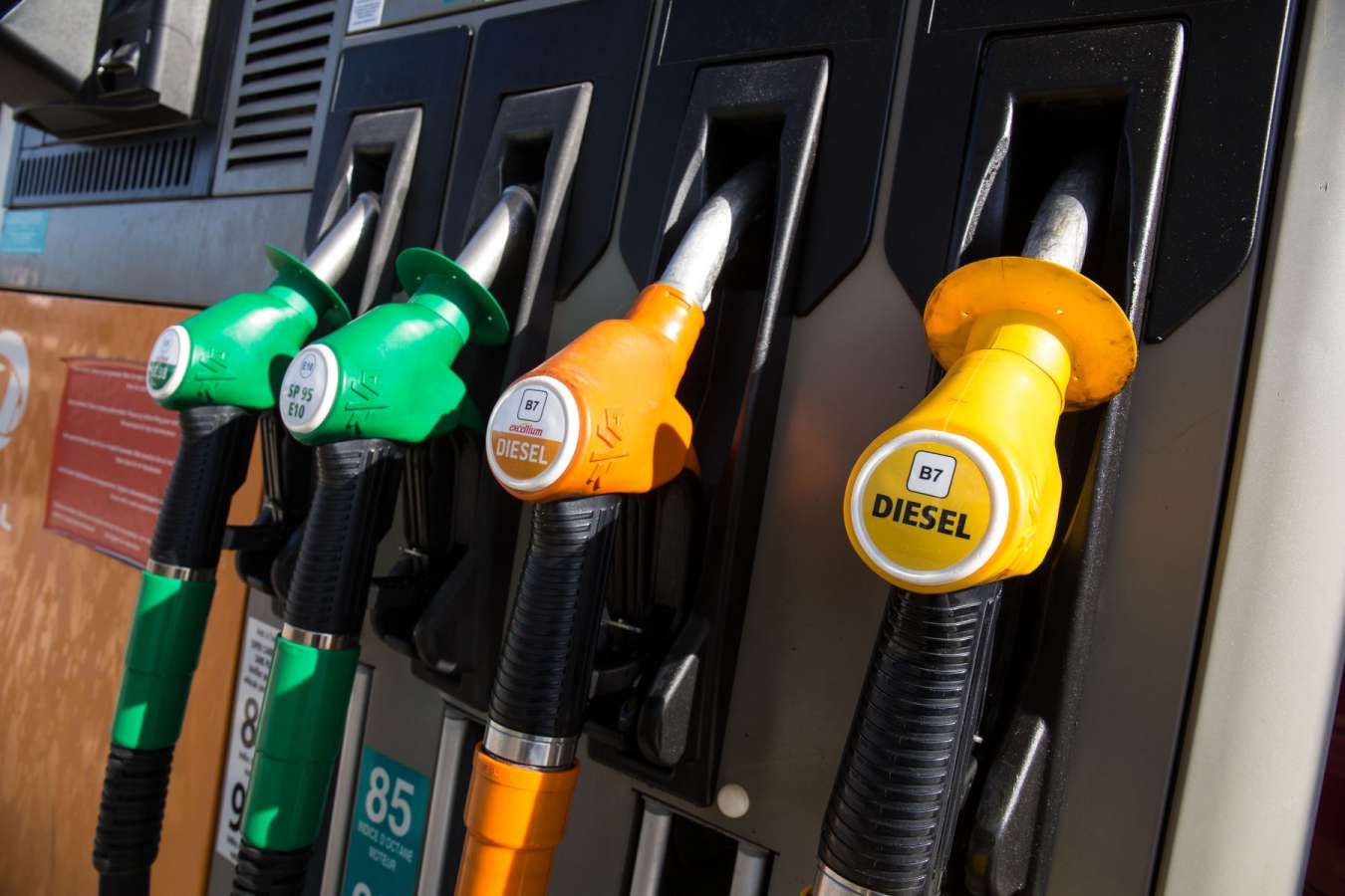 Prețurile la carburanți sunt în creștere. Explicația ANRE