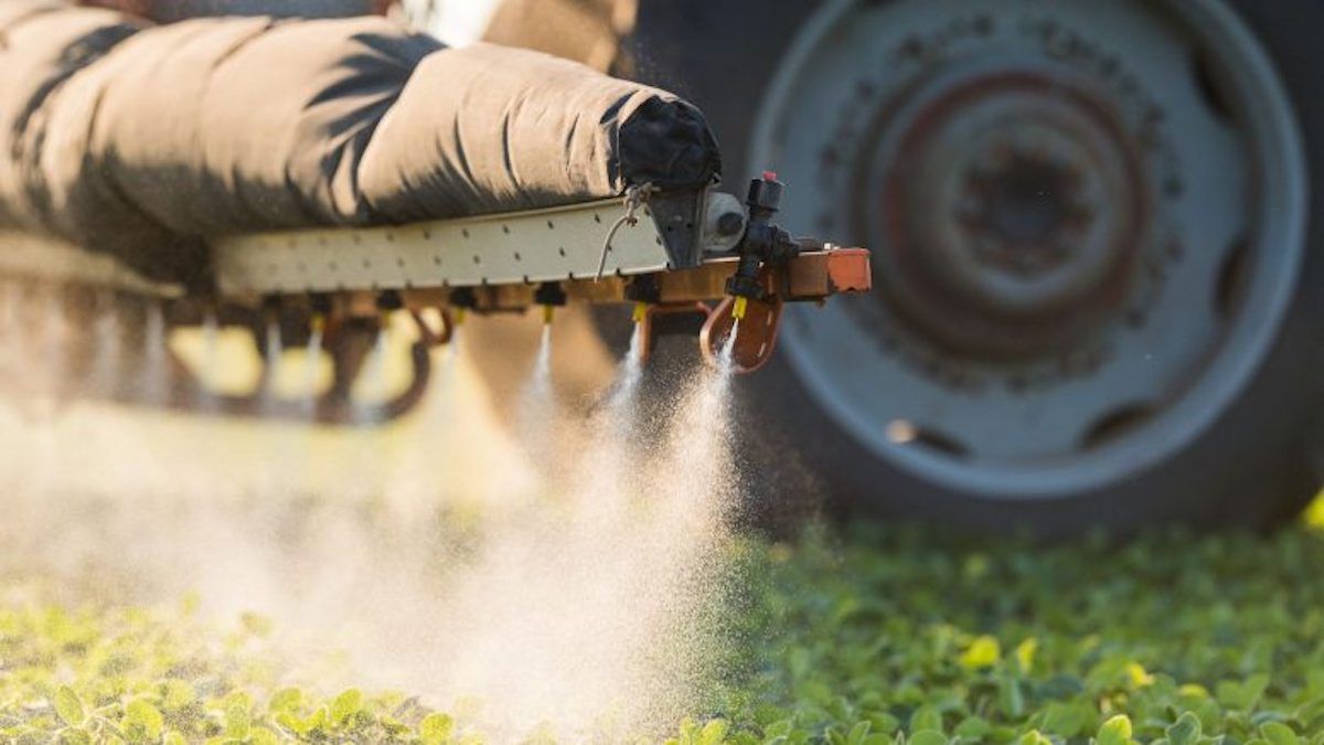 UE: Legea privind reducerea utilizării pesticidelor ameninţă să se împotmolească