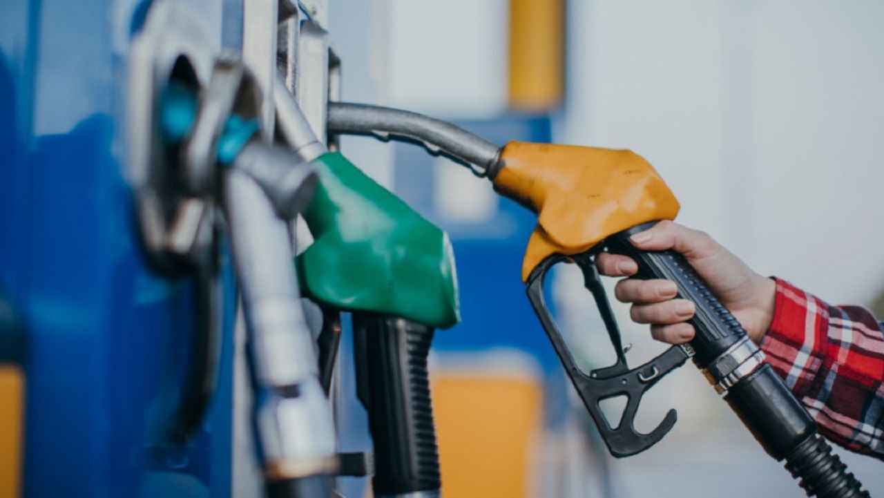 ANRE încheie săptămâna cu scăderi semnificative a prețurilor la carburanți