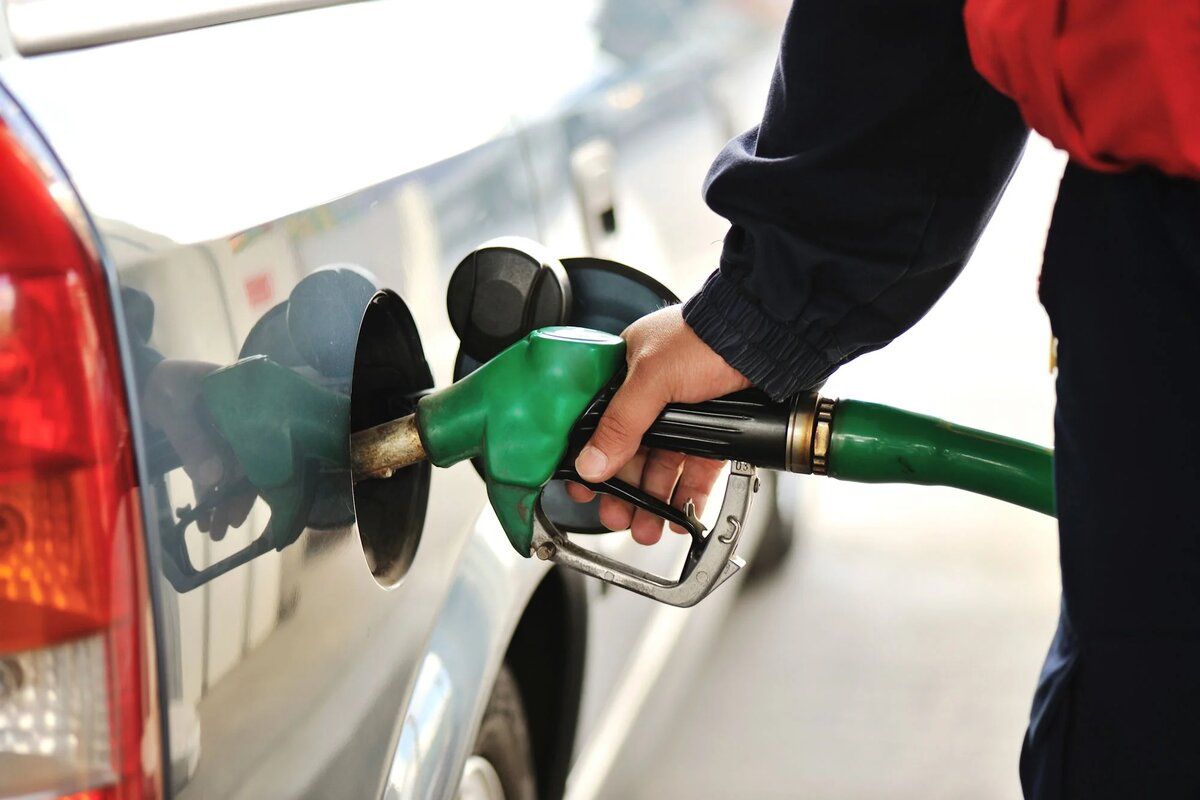 Benzina și motorina se ieftinesc ușor. ANRE a stabilit noi prețuri