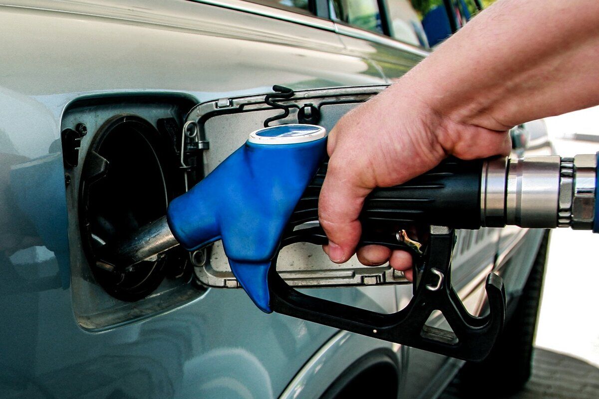 O nouă zi cu ieftiniri la benzină și motorină. Care sunt prețurile