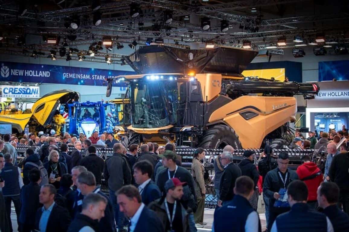 New Holland представила гигантский комбайн CR11 на выставке Agritechnica