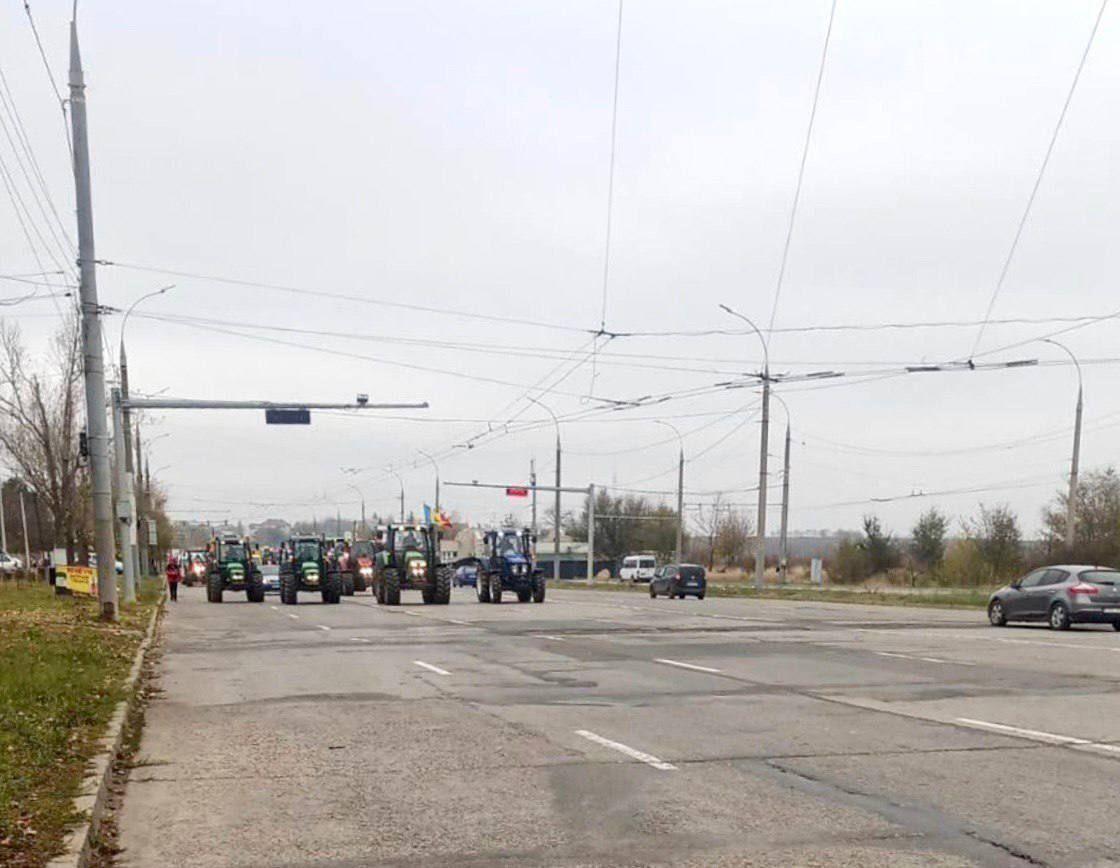 Poliția îndeamnă agricultorii să nu blocheze benzile de circulație
