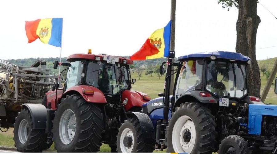 Agricultorii au protestat în fața Parlamentului: Au adus canistre goale