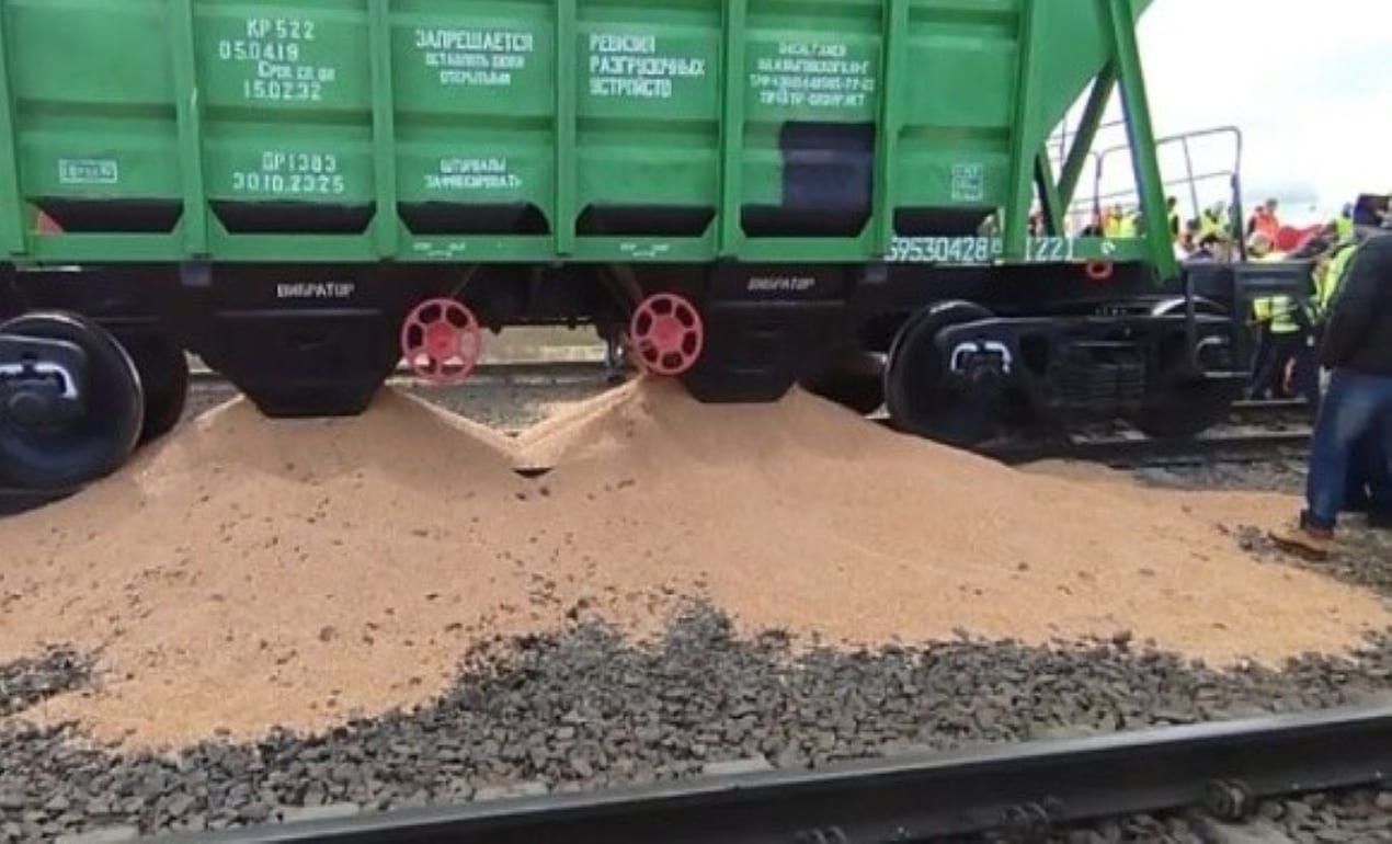 Польские протестующие на границе повторно высыпали зерно из вагонов