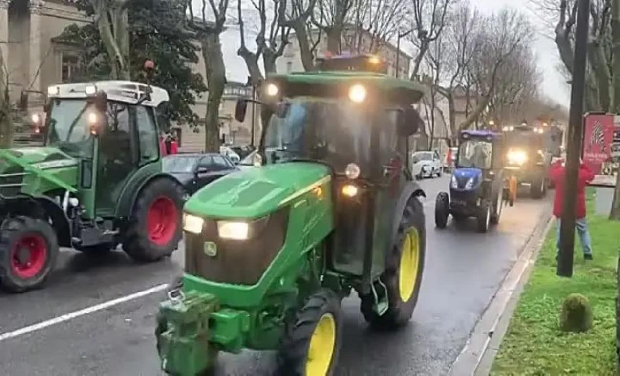 Протесты вынуждают правительство Франции идти на уступки фермерам