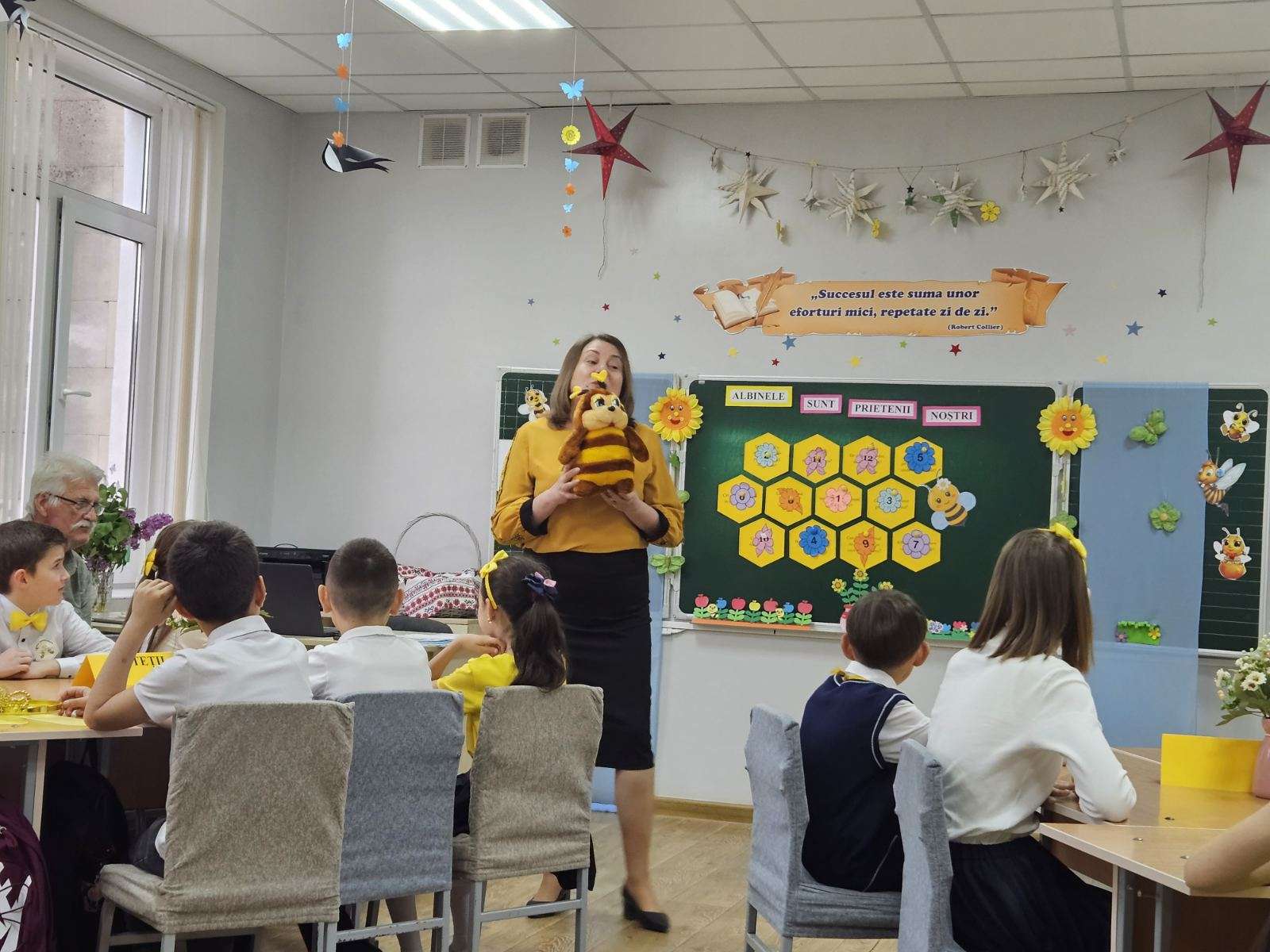 Albinele au devenit prietenii elevilor din Ialoveni