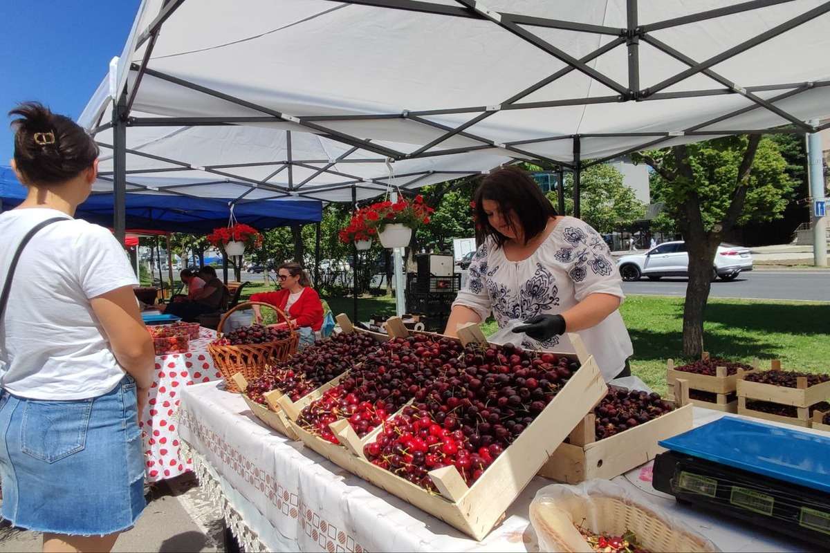 Delicii de sezon: Tarabe cu căpșuni și cireșe la Cămara Fest