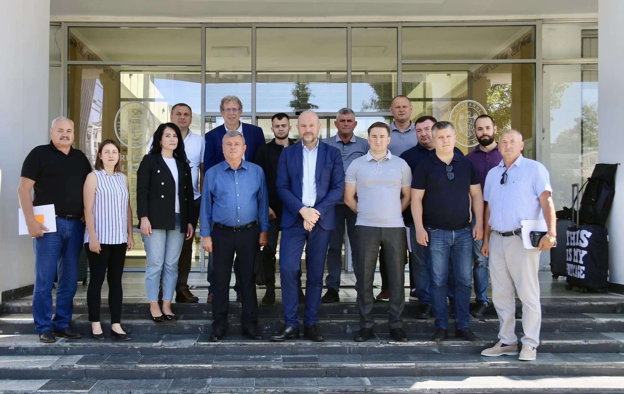 Vor explora Camerele Agricole: 10 fermieri pleacă într-o vizită de studiu