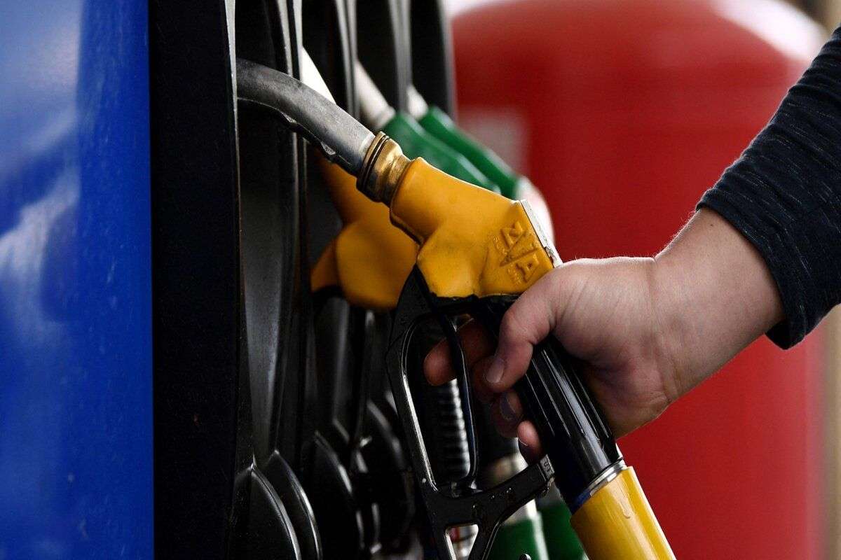 Săptămâna începe cu noi ieftiniri la carburanți. Cât vor costa