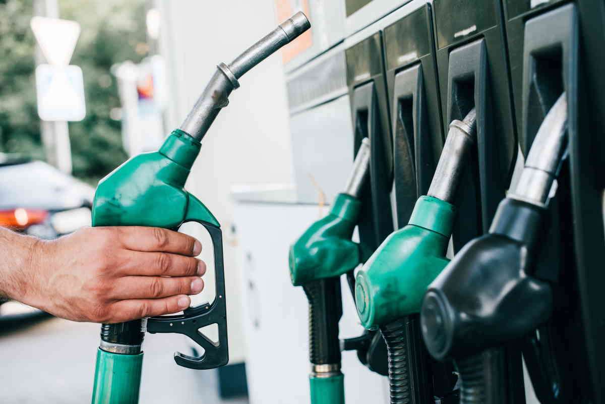 Carburanții, tot mai ieftini: Prețul motorinei scade sub 22 de lei