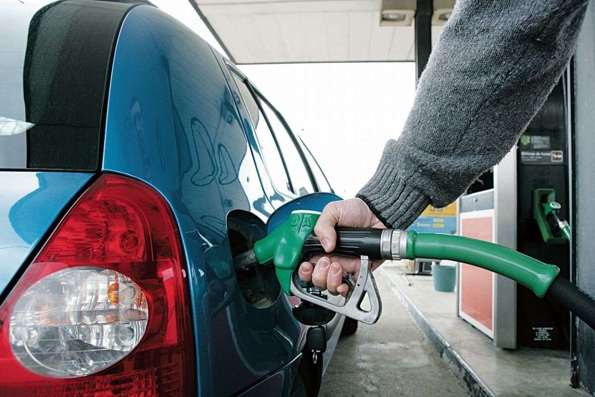 Motorina a ajuns la un nou nivel minim. Cât vor costa carburanții