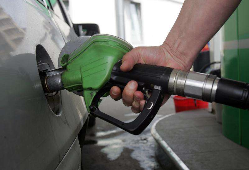 Început de săptămână cu ieftiniri la pompă. Cât costă carburanții