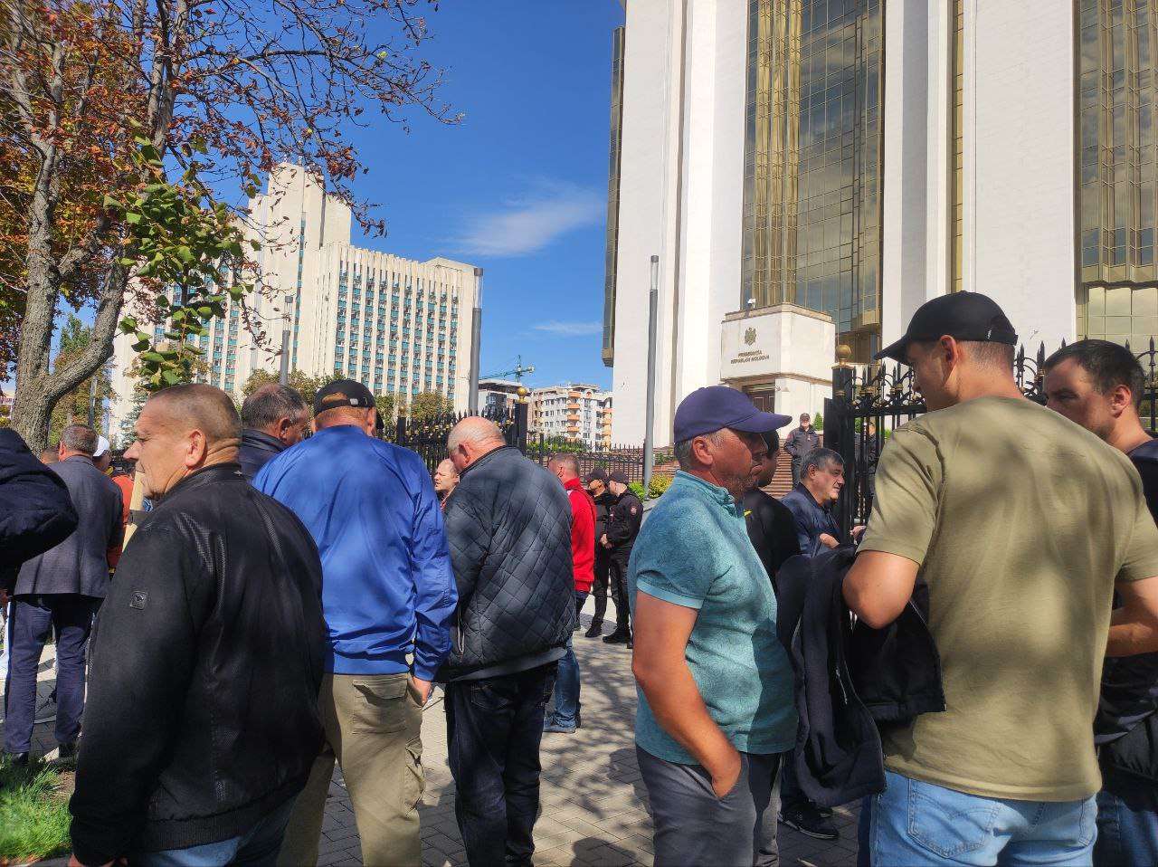 Protestul fermierilor ia amploare: S-au adunat în fața Președinției