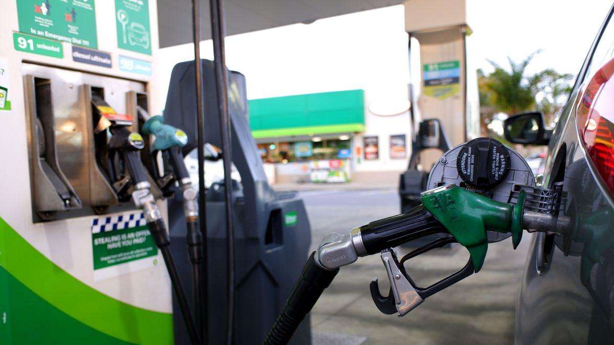 Benzina a trecut de 23 de lei litrul. Cu cât se scumpește motorina