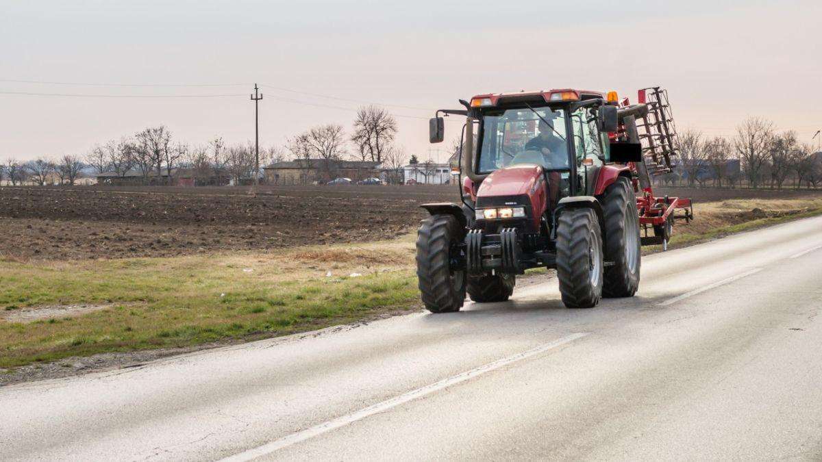 Corupție în eliberarea permiselor de conducere pentru tractoare: Doi bărbați, cercetați