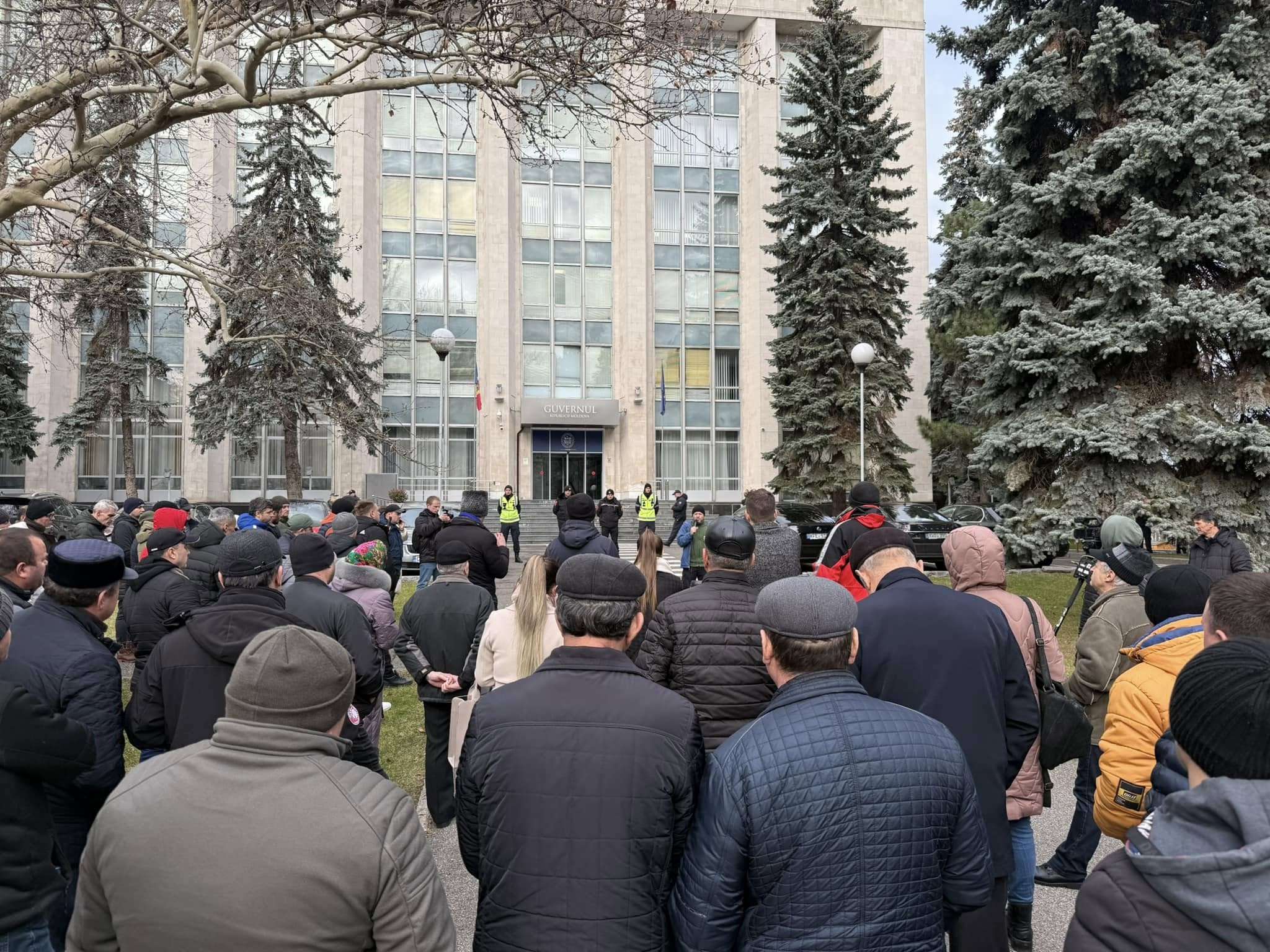 Video | Fermierii au încercat să intre în Guvern. MAIA îi invită la discuții
