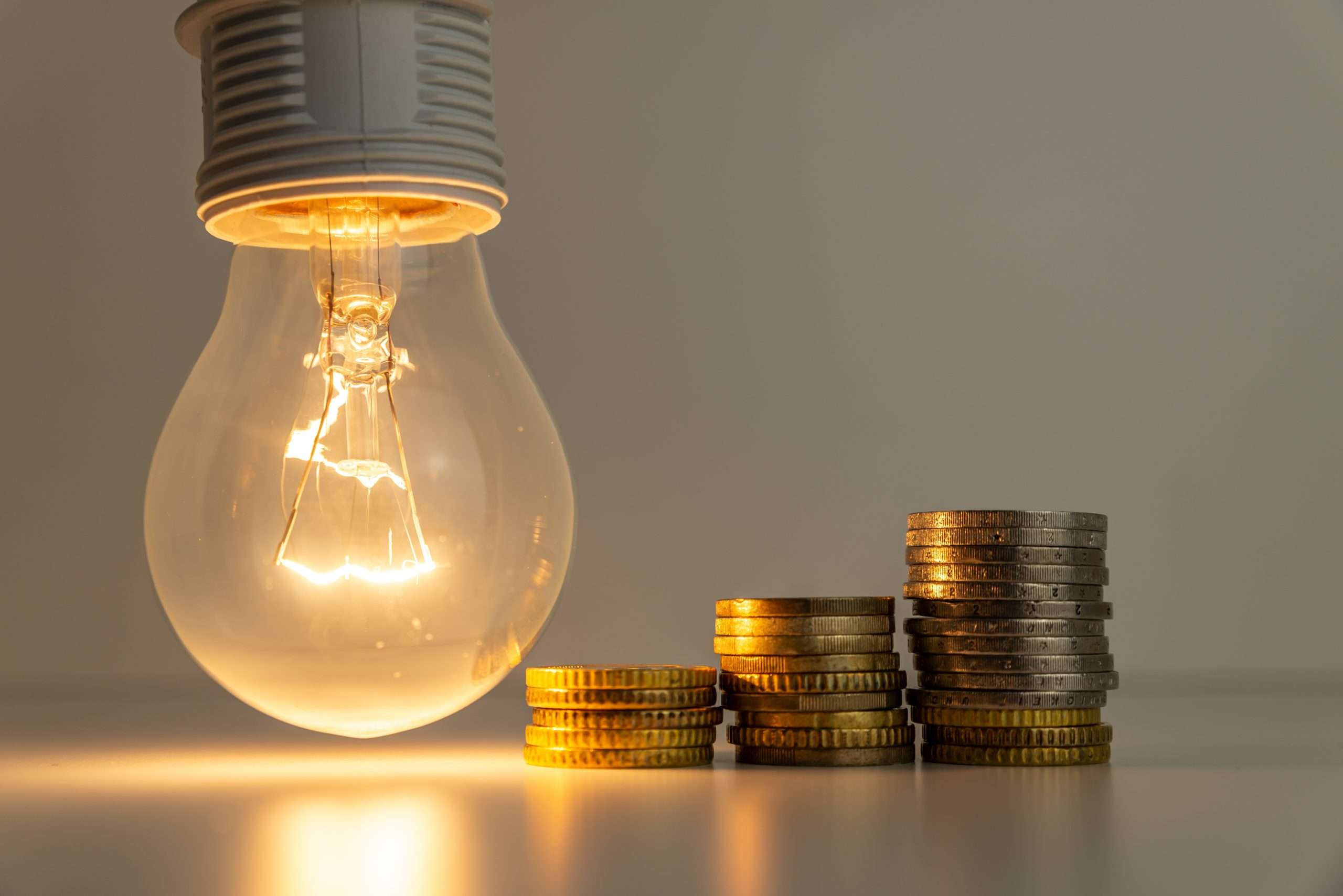 Intră în vigoare tarifele diferențiate la energie electrică: Cine poate beneficia