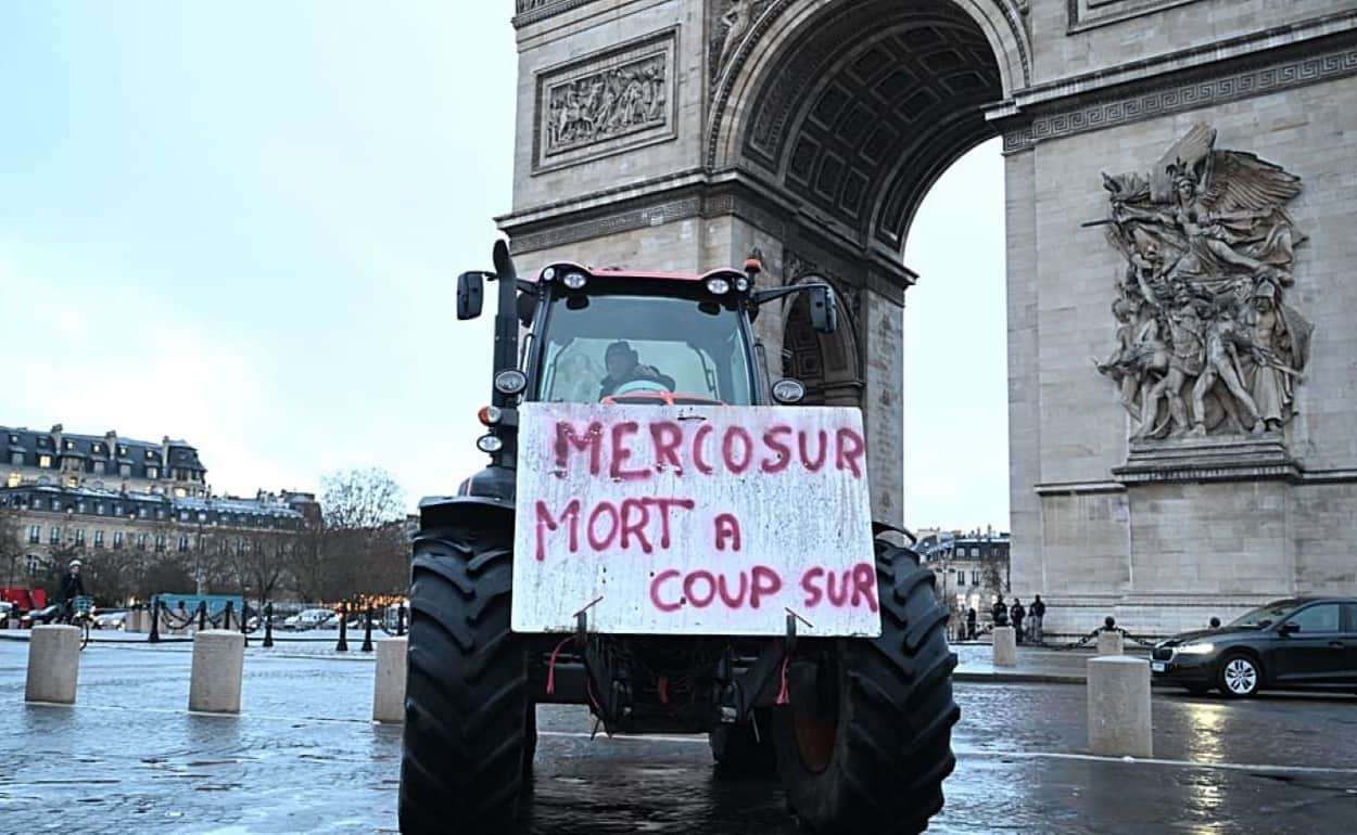 Париж заблокирован тракторами: протесты против соглашения с Меркосур