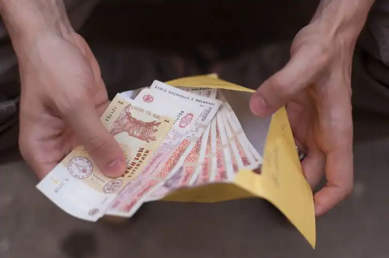 Зарплаты „в конверте” чаще всего получают работники сельского хозяйства