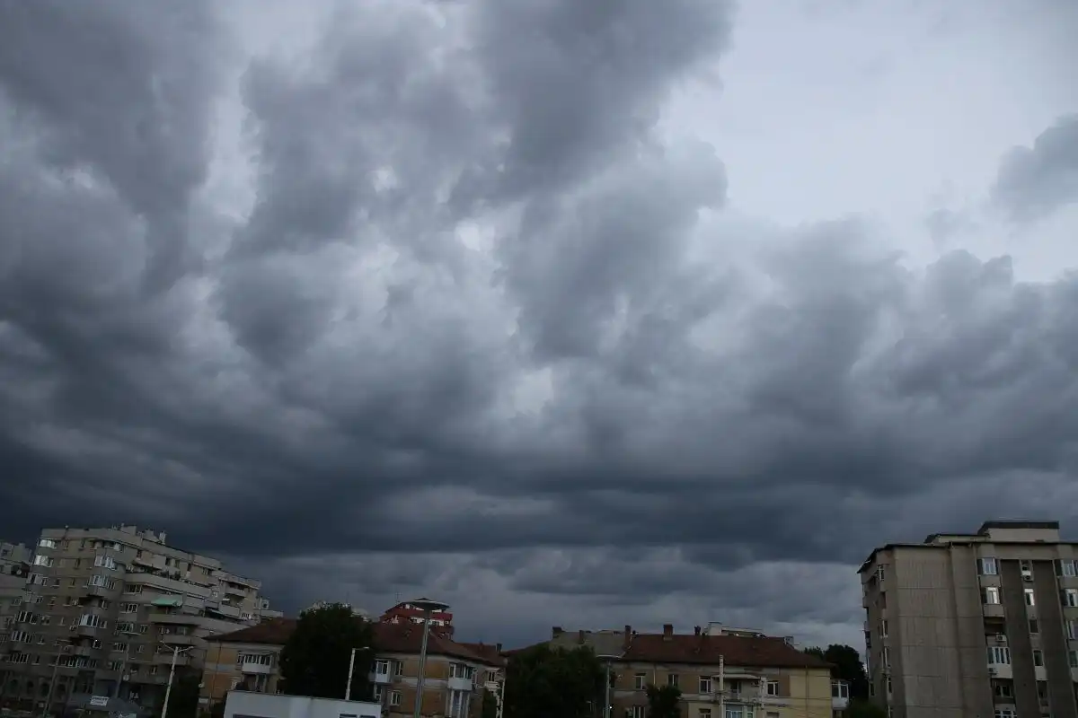 Meteorologii anunță trei zile de ploi puternice cu descărcări electrice