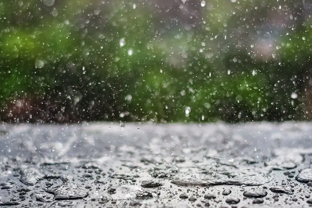 Vin ploile. Meteorologii prognozează averse cu descărcări electrice