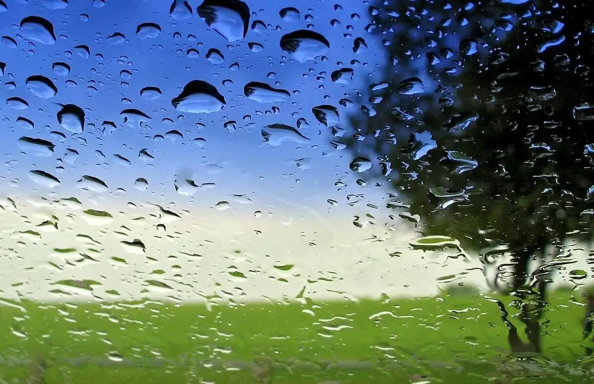 Meteo: Averse cu descărcări electrice și maxime de 20 de grade Celsius