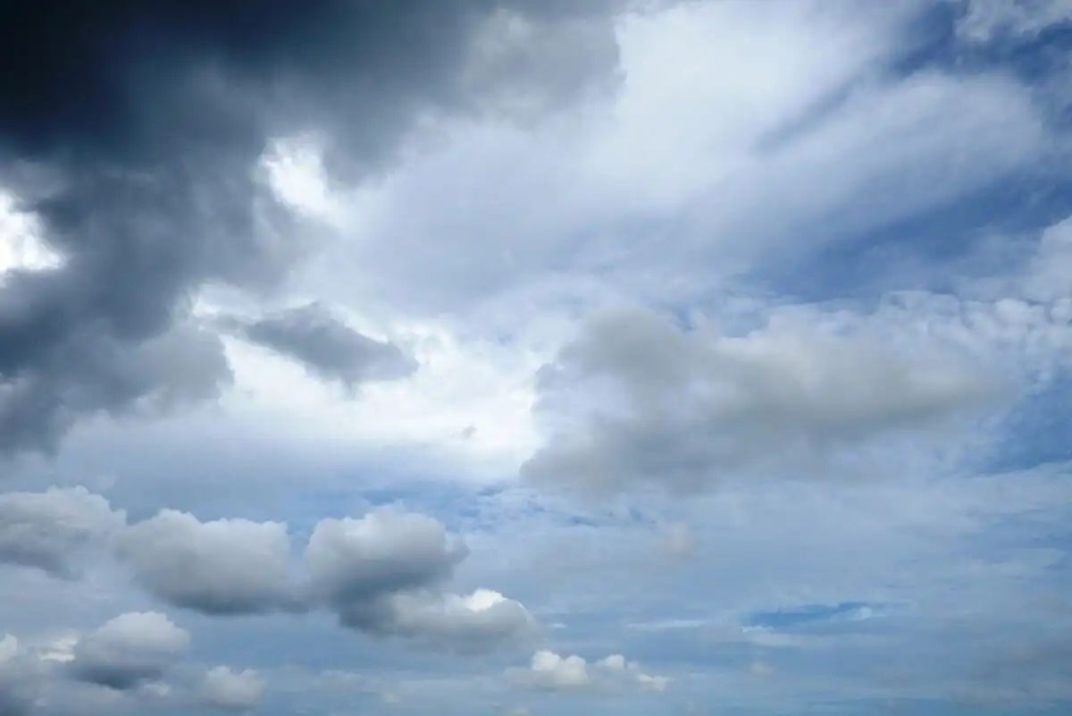 Meteo: 32 de grade Celsius astăzi și averse cu descărcări în următoarele zile