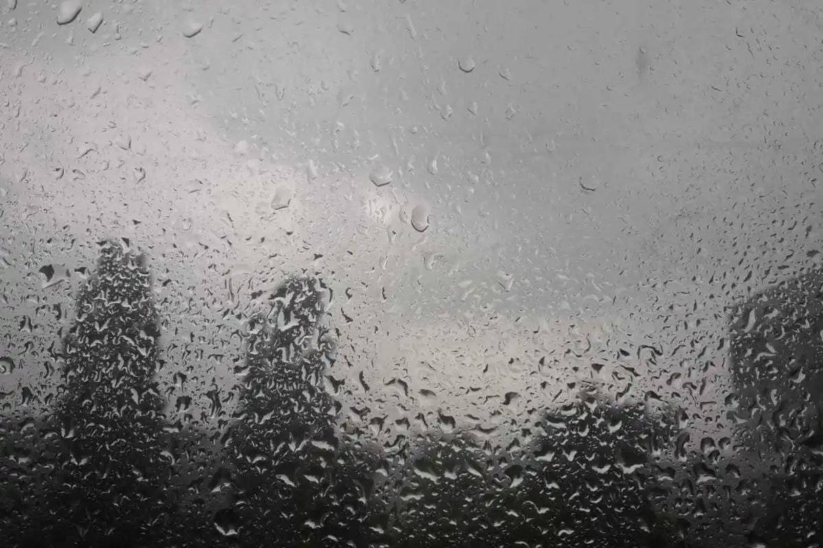 Nu scăpăm de grindină și ploi! A fost emis un nou cod galben de instabilitate atmosferică