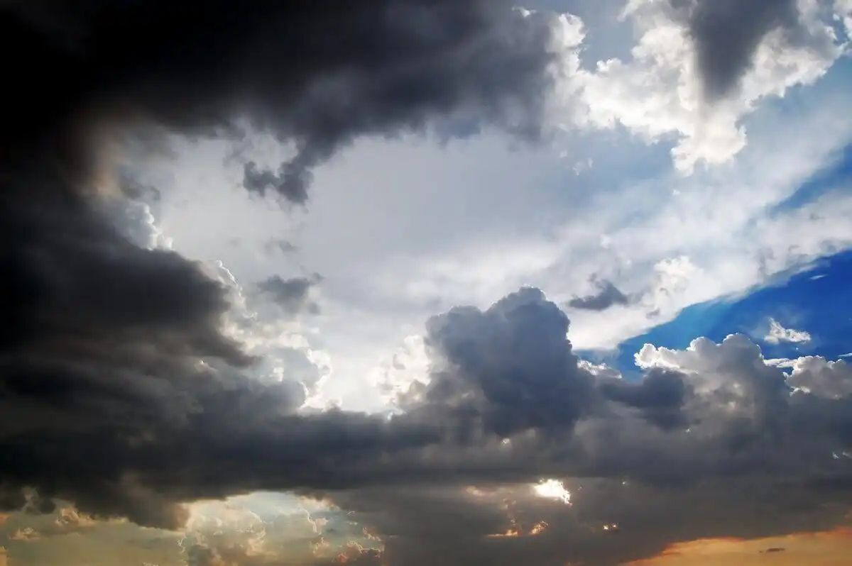 Meteo: Ploi cu descărcări electrice pe întreg teritoriul țării. Cum va fi vremea în următoarele zile