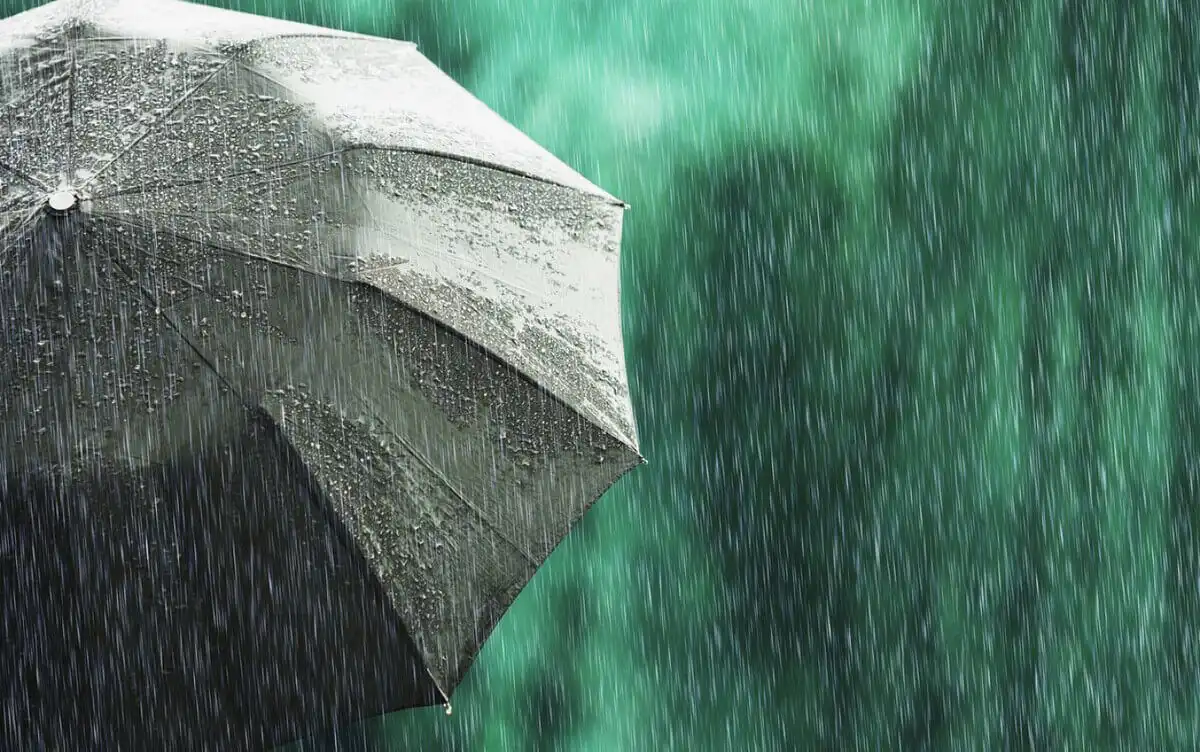 De la cer senin la averse cu descărcări electrice. Prognoza meteo pentru acest început de săptămână