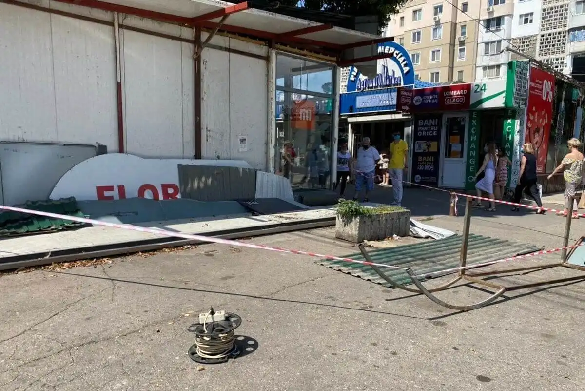 Circa 20 de gherete de lângă Piața „Delfin”, demontate și evacuate