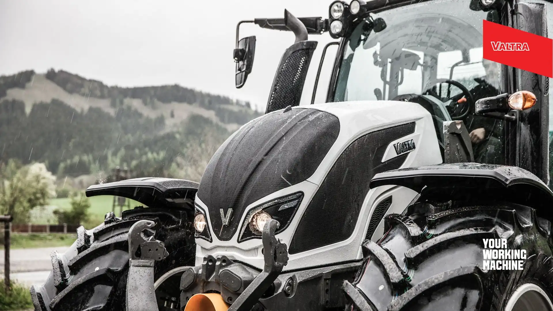 Valtra переходит на заправку всех новых тракторов возобновляемым топливом