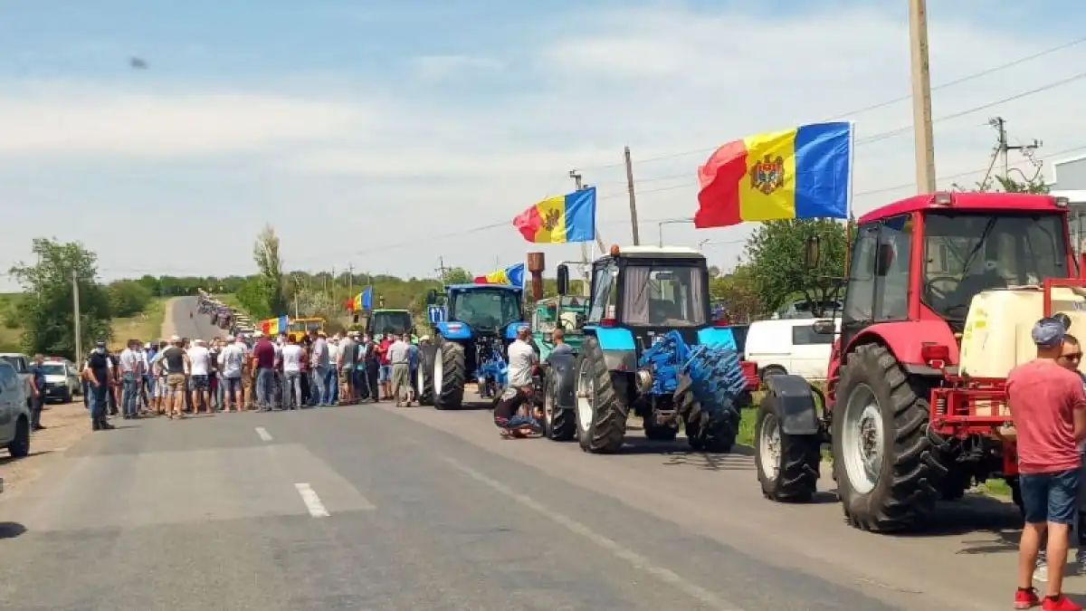 ВИДЕО| Фермеры из 12 районов выводят технику на трассы, требуя больше помощи