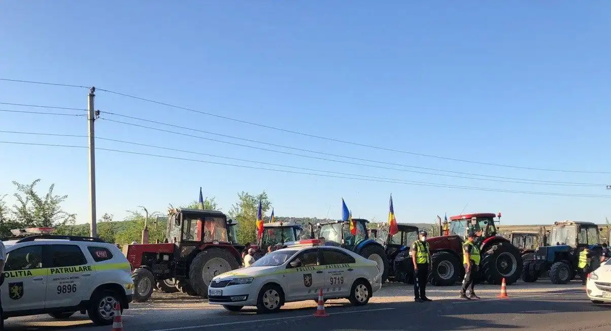 ФОТО, ВИДЕО| Фермеров заблокировали на въезде в Кишинёв