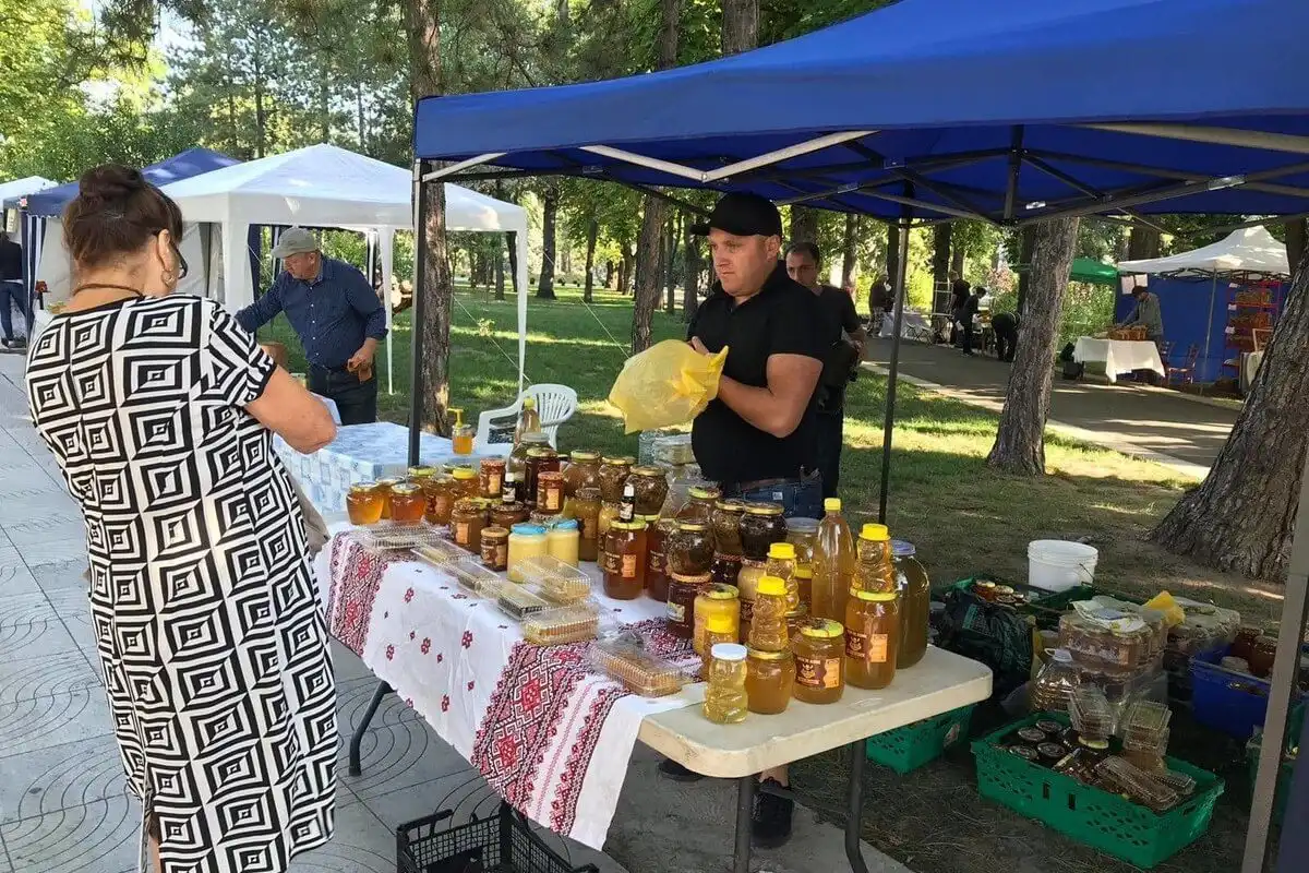 La Chișinău s-a deschis Târgul Apicultorilor