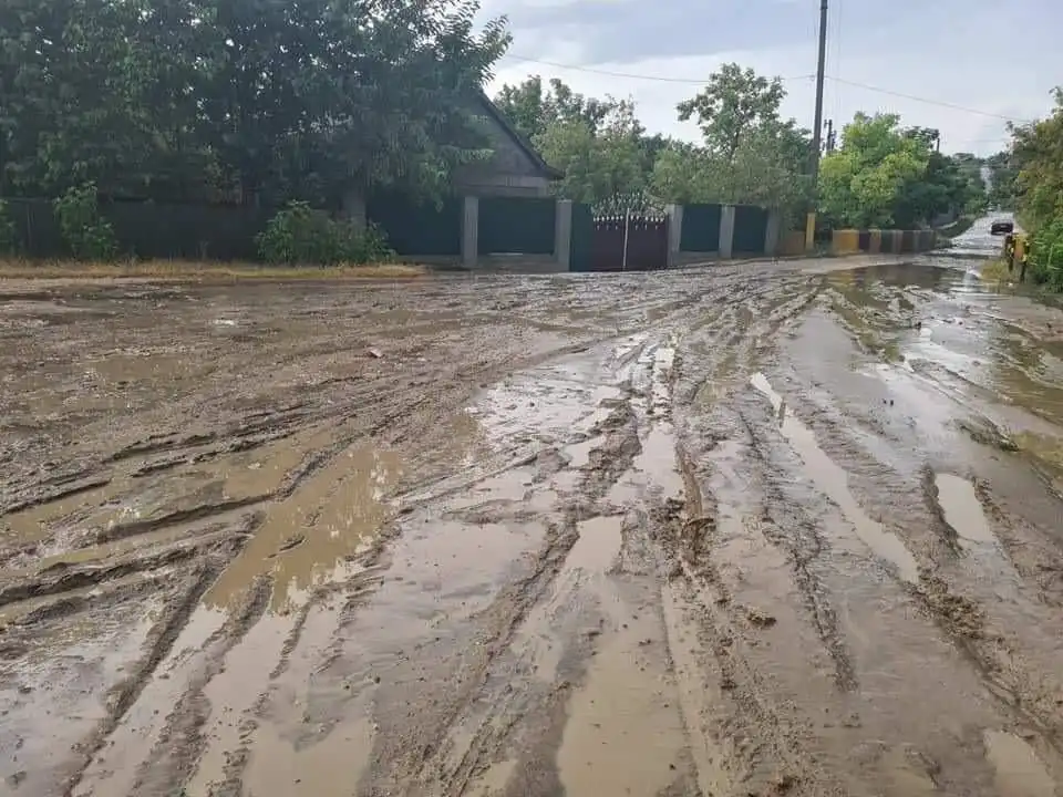 ФОТО| В Твардице проливной дождь затопил насосную станцию и частные домовладения
