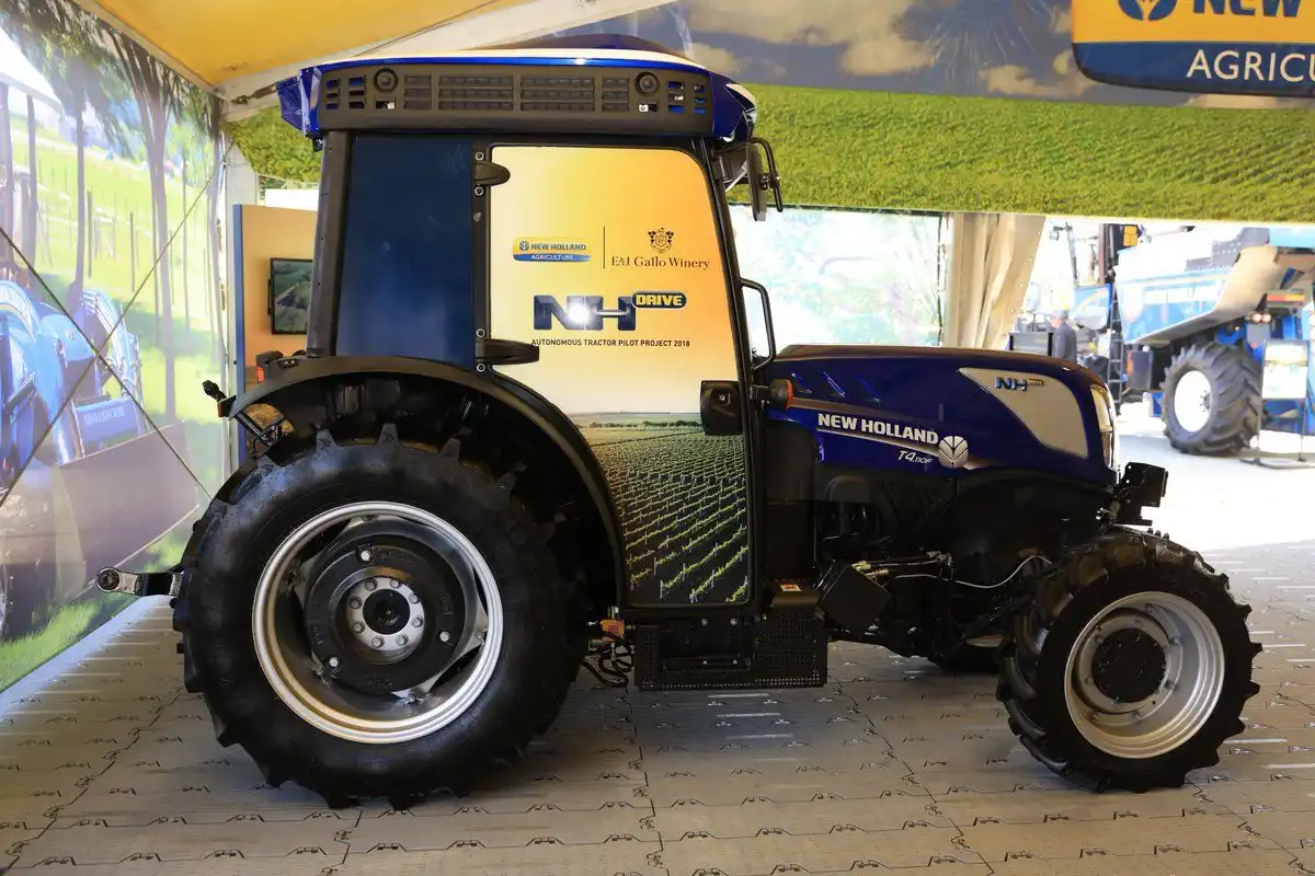 New Holland представляет автономный садовый трактор NHDrive T4.110F