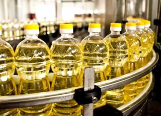 Uleiul de floarea-soarelui de import este cu 5,50 lei/kg mai scump